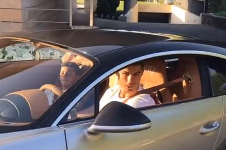 Ronaldo từng chia sẻ lên Instagram đoạn video cầm lái chiếc xe được mệnh danh "tân vương tốc độ" Bugatti Chiron đi lên từ tầng ngầm của căn biệt thự. Đoạn video hút 11,3 triệu lượt xem sau 13 giờ đăng tải.