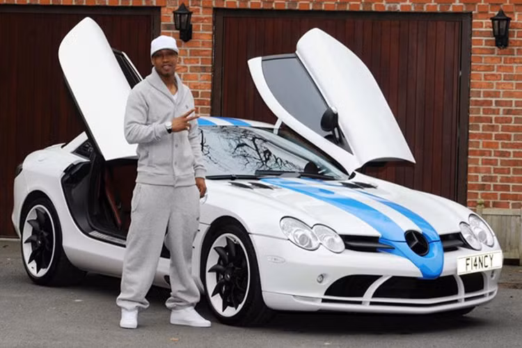 Hadji-Diouf, cầu thủ nổi tiếng từng đầu quân cho Liverpool và Bolton đang sở hữu một trong những siêu xe hàng độc bậc nhất thế giới đó là chiếc SLR McLaren này từ năm 2009 với giá 420.000 bảng Anh. Ngay sau khi tậu xe anh đã đầu tư độ màu bạc chrome khá độ cho xe.