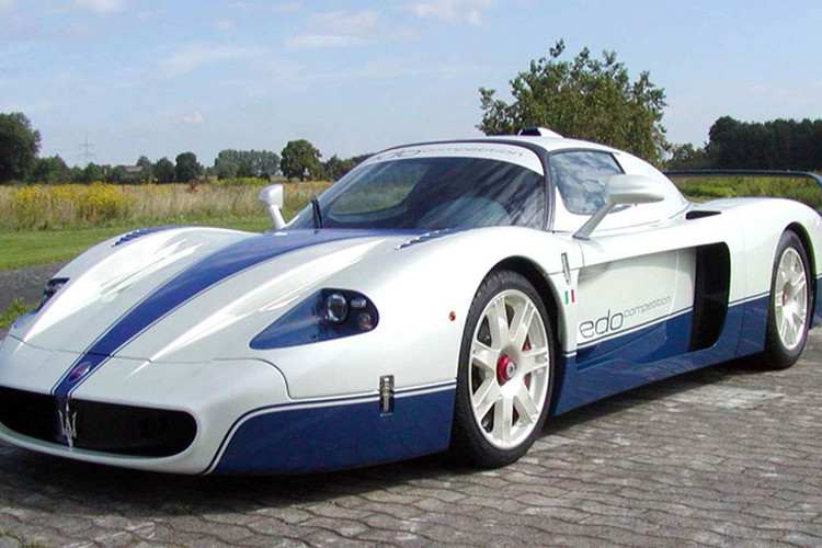 Ngôi sao bóng đá Brazil Neymar sở hữu chiếc Maserati MC12 đời 2004, trị giá 550.850 USD. Siêu xe này chỉ được sản xuất giới hạn 50 chiếc trên thế giới, sở hữu động cơ V12 6.5 L từ Ferrari Enzo, công suất 620 mã lực và mô-men xoắn 652 Nm, khả năng tăng tốc 0-100 km/h trong 3,8 giây trước khi đạt tốc độ tối đa 330 km/h.
