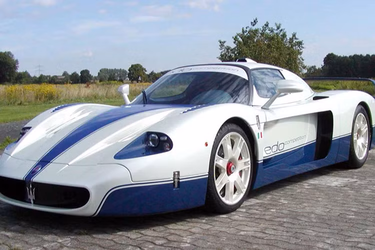 Ngôi sao bóng đá Brazil Neymar sở hữu chiếc Maserati MC12 đời 2004, trị giá 550.850 USD. Siêu xe này chỉ được sản xuất giới hạn 50 chiếc trên thế giới, sở hữu động cơ V12 6.5 L từ Ferrari Enzo, công suất 620 mã lực và mô-men xoắn 652 Nm, khả năng tăng tốc 0-100 km/h trong 3,8 giây trước khi đạt tốc độ tối đa 330 km/h.