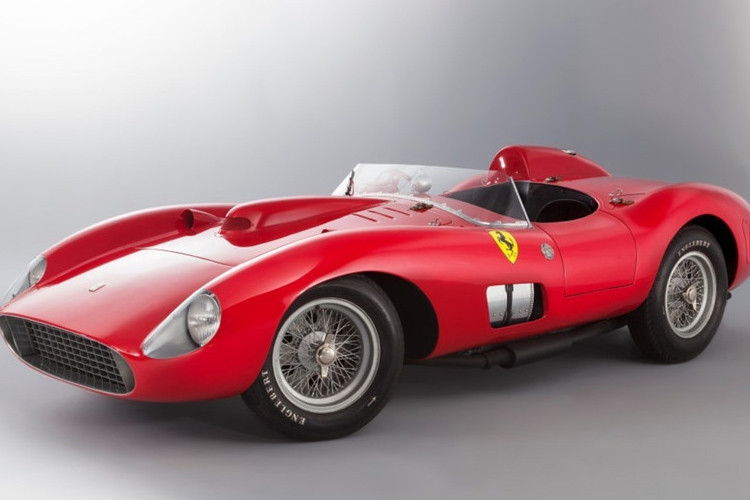 Một trong những cầu thủ có siêu xe đắt tiền nhất trong giới sao bóng đá đó là Lionel Messi. Siêu sao của tuyển Argentina đã bỏ ra số tiền 37,1 triệu USD để sở hữu chiếc Ferrari 335 S Spider Scaglietti đời 1957. Chiếc siêu xe cổ điển này sở hữu động cơ động cơ V12 Tipo 140, dung tích 3,8 lít, công suất 360 mã lực. Chiếc xe đạt tốc độ tối đa 300 km/h, một con số cực ấn tượng ở thập niên 50.