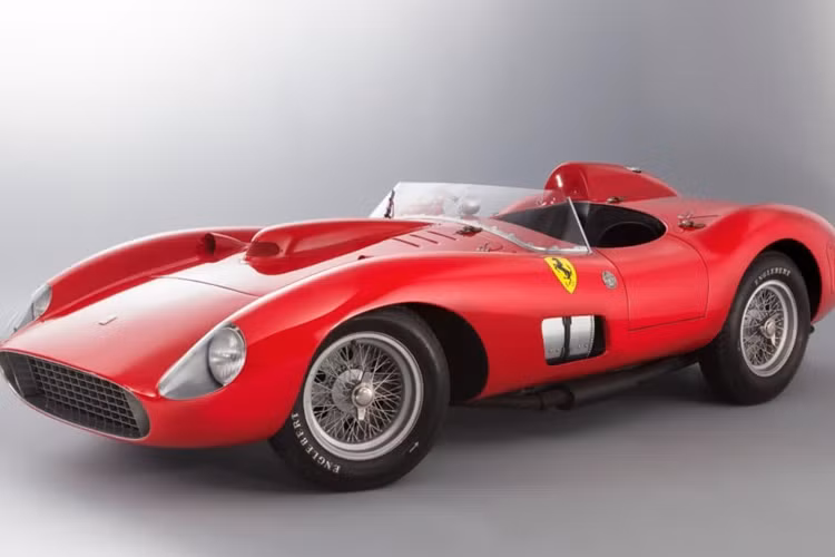 Một trong những cầu thủ có siêu xe đắt tiền nhất trong giới sao bóng đá đó là Lionel Messi. Siêu sao của tuyển Argentina đã bỏ ra số tiền 37,1 triệu USD để sở hữu chiếc Ferrari 335 S Spider Scaglietti đời 1957. Chiếc siêu xe cổ điển này sở hữu động cơ động cơ V12 Tipo 140, dung tích 3,8 lít, công suất 360 mã lực. Chiếc xe đạt tốc độ tối đa 300 km/h, một con số cực ấn tượng ở thập niên 50.