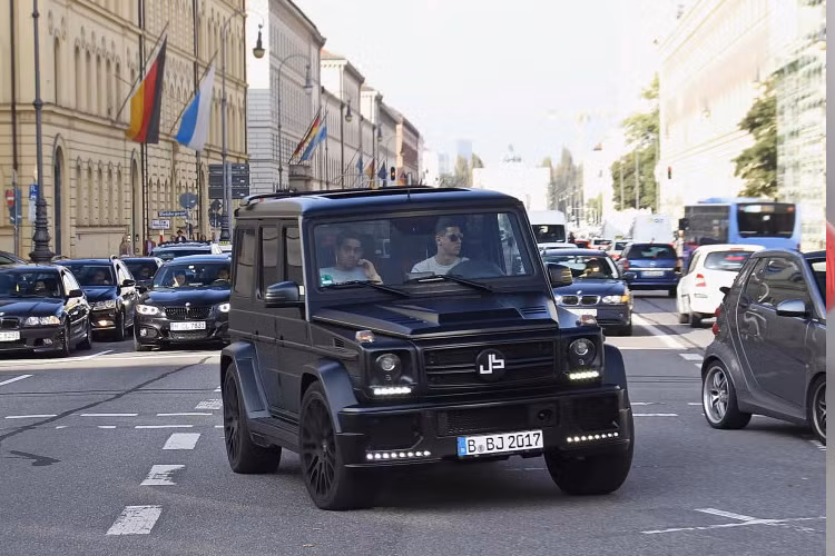 Tuyển thủ Đức Jerome Boateng yêu thích những mẫu xe hầm hồ và cơ bắp. Chiếc xe đặc biệt nhất trong bộ sưu tập siêu xe của Boateng là Mercedes-Benz G63 AMG trang bị gói nâng cấp Prior Design. Mức giá cơ bản của mẫu xe này là 137.150 USD, nhưng chắc hẳn số tiền Boateng bỏ ra phải cao hơn con số đó.