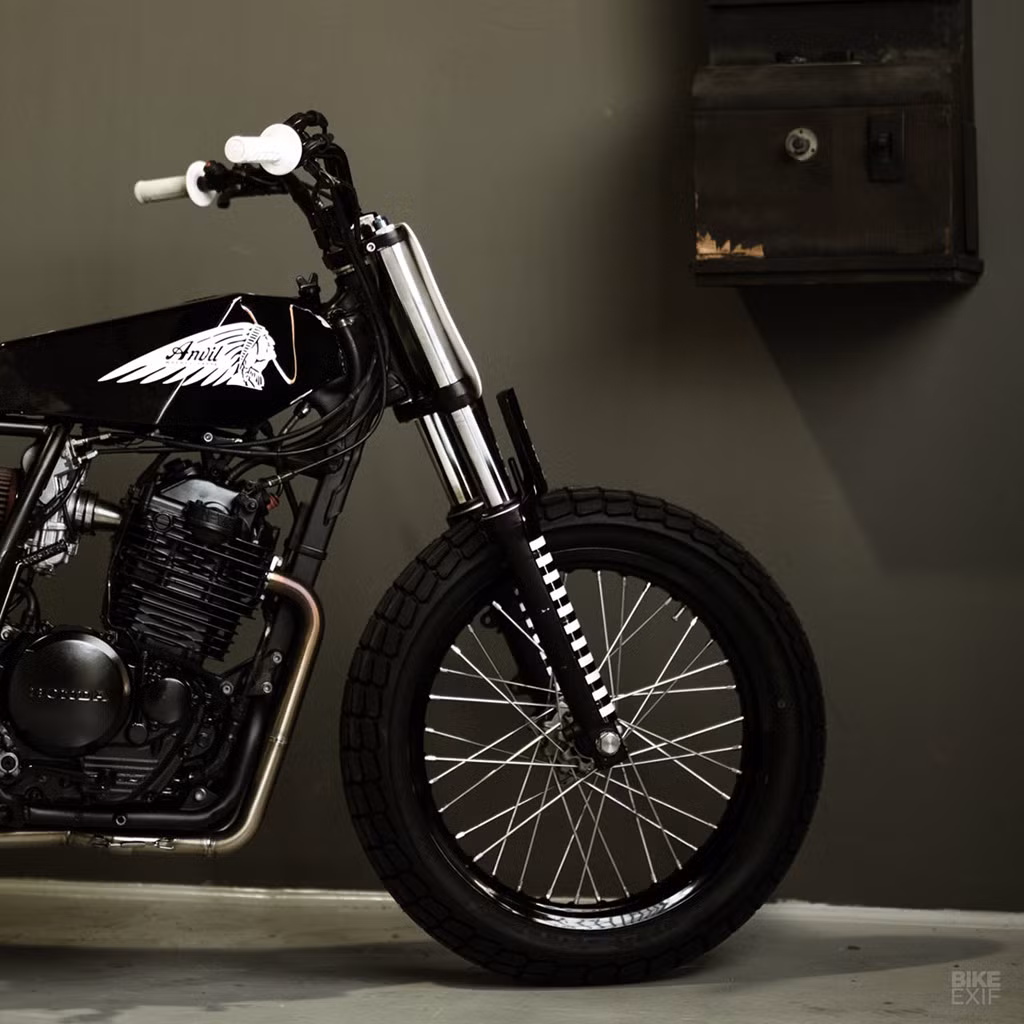 Phuộc và chảng ba trên Fat Man lấy từ một chiếc Yamaha R6. Cặp vành là loại Excel 19 inch đi cùng may ơ nguyên bản trên chiếc XR.