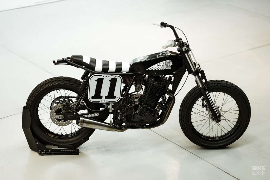 Trong khi đó, chiếc Suzuki DR500 muốn giữ được bộ khung gọn nhẹ và động cơ cần phải lớn hơn thì động cơ phải lấy của chiếc DR600 1990.