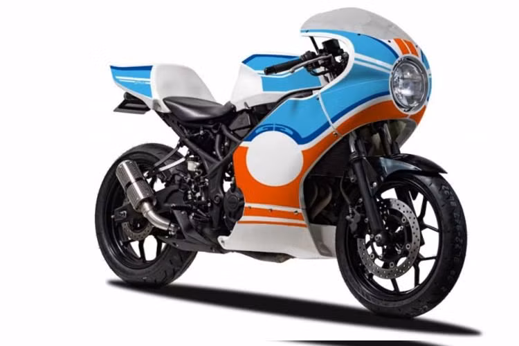 Mới đây, hãng sản xuất phụ kiện đỉnh cao dành cho các dòng xe cổ điển, retro mang tên GG Retrofitz đã cho ra mắt bộ vỏ độ dành cho mẫu xe Sport City này với ngoại hình tuyệt đẹp. Ngay sau đó, gói độ này được áp dụng cho chiếc xe môtô Yamaha R25.