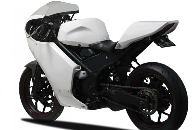 Người dùng sẽ nhận được dàn quây 4 mảnh mang phong cách xe môtô đua retro cafe và kính chắn gió Zero Gravity ban đầu được thiết kế cho chiếc Yamaha FZR 600.