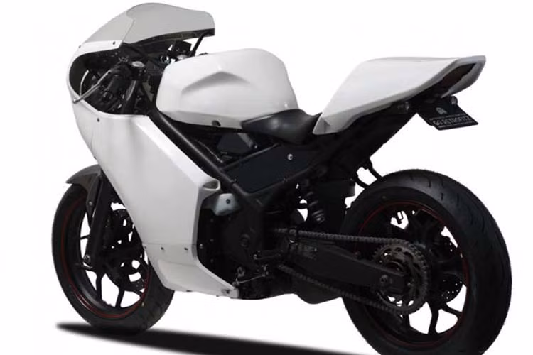 Người dùng sẽ nhận được dàn quây 4 mảnh mang phong cách xe môtô đua retro cafe và kính chắn gió Zero Gravity ban đầu được thiết kế cho chiếc Yamaha FZR 600.