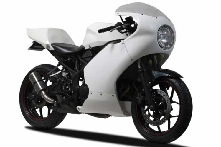 Khi áp dụng cho những mô hình YZF-R25 không cần phải sửa đổi khung gầm với bộ kit của GG Retrofitz. Xe sẽ được tháo toàn bộ dàn vỏ cũ cùng đèn pha và bổ sung đèn pha tròn 7 inch có kích thước phù hợp phía trước.