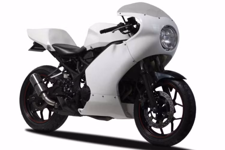 Khi áp dụng cho những mô hình YZF-R25 không cần phải sửa đổi khung gầm với bộ kit của GG Retrofitz. Xe sẽ được tháo toàn bộ dàn vỏ cũ cùng đèn pha và bổ sung đèn pha tròn 7 inch có kích thước phù hợp phía trước.