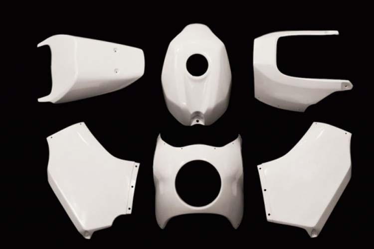 Bộ vỏ mà GG Retrofitz chế tạo ra cho Yamaha R25 bao gồm hàng loạt vỏ nhựa từ ốp đèn pha, ốp bình xăng cho đến cánh gió và đuôi ốp sau. Tất cả đều được làm bằng loại nhựa cao cấp có khả năng chịu lực tốt, đầu đèn pha còn được trang bị kính chắn gió hiệu Zero Gravity. Tất cả đều được tháo lắp và nối với nhau bằng ốc vít rất tiện lợi.