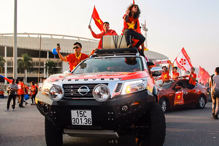Những chiếc xe rực rỡ cờ đỏ sao vàng hộ tống cổ động viên luôn là tâm điểm chú ý của mọi người ở mọi cung đường. Trong ảnh là chiếc bán tải Nissan Navara chở đoàn cổ động viên Việt Nam tại SVĐ Mỹ Đình.