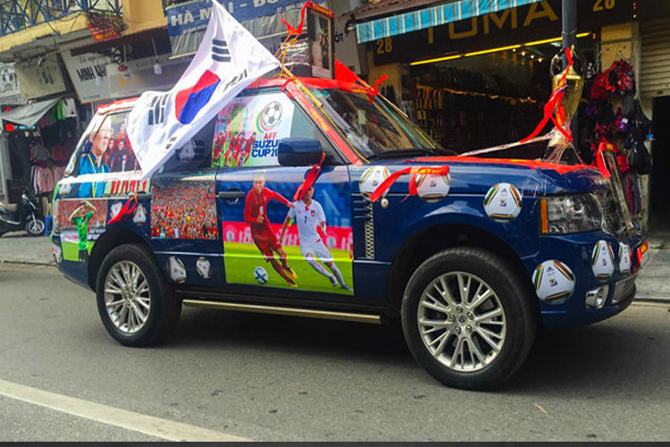 Không chỉ có cờ đỏ sao vàng, chủ nhân chiếc Range Rover còn chơi trội khi dán rất nhiều bóng lên chiếc xe màu xanh của mình.