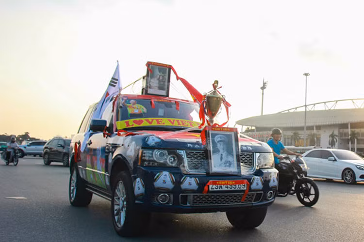 Không chỉ vậy, chiếc xe này còn gây ấn tượng khi có ảnh của cố Đại tướng Võ Nguyên Giáp ở đầu xe.