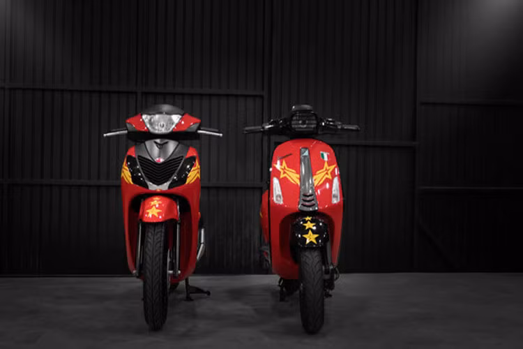 Hai mẫu xe độc đáo được một xưởng decal tại quận Tân Bình, TP.HCM thực hiện trước thềm trận Chung kết AFF Cup 2018.