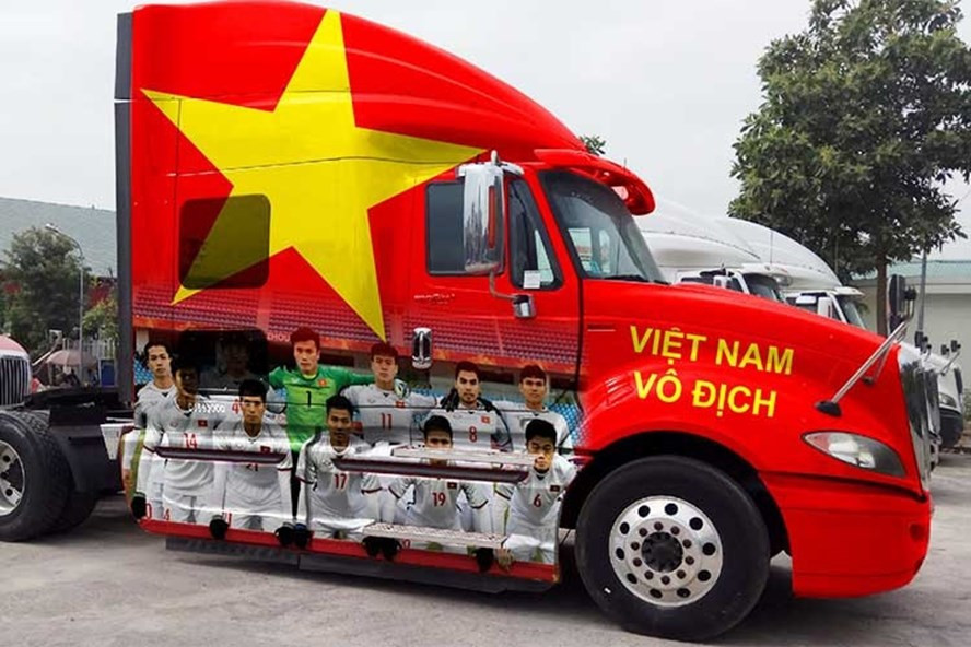 Xe đầu kéo lên tem màu đỏ nổi bật với ngôi sao vàng cỡ lớn và hình ảnh đội tuyển Việt Nam.