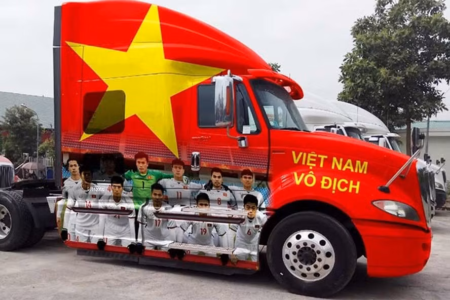 Xe đầu kéo lên tem màu đỏ nổi bật với ngôi sao vàng cỡ lớn và hình ảnh đội tuyển Việt Nam.