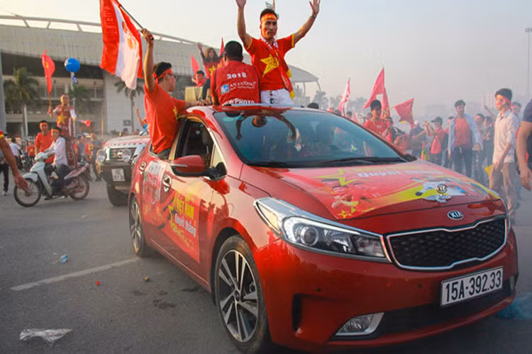 Để cổ vũ tinh thần cho đội tuyển Việt Nam ở trận chung kết AFF Cup 2018, nhiều chủ xe đầu tư dán tem rực rỡ cờ đỏ sao vàng cực ấn tượng.