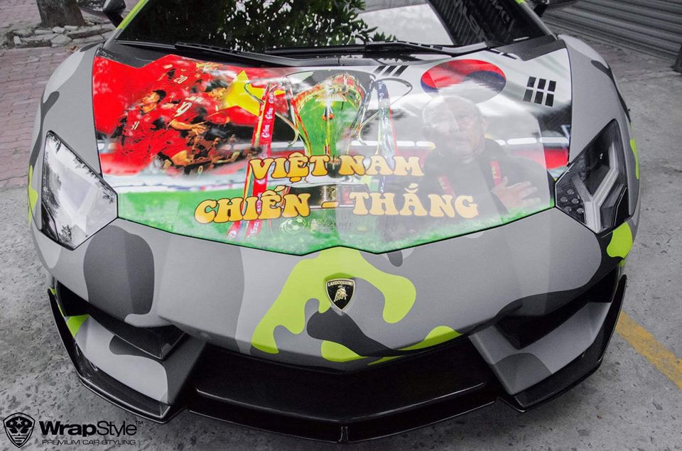 Siêu xe Lamborghini được trang trí vô cùng ấn tượng với phần nắp ca pô in hình đội tuyển Việt Nam, cúp AFF và huấn luyện viên Park Hang-seo.