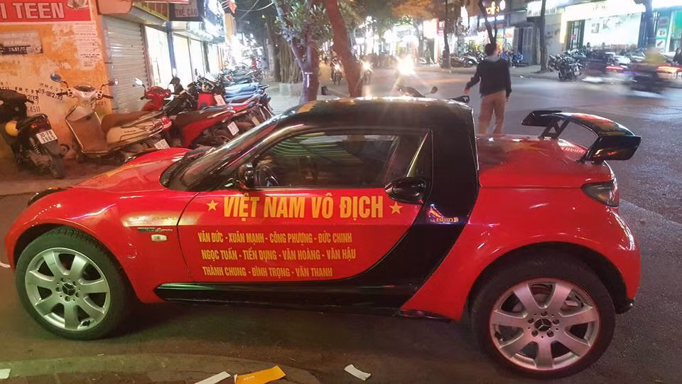 Một chiếc Smart Roadster được dán đầy đủ đội hình trong trận chung kết.