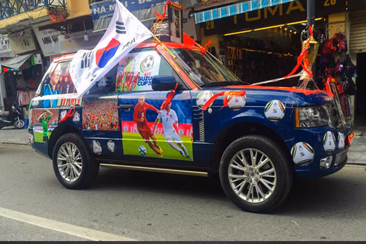 Không chỉ có cờ đỏ sao vàng, chủ nhân chiếc Range Rover còn chơi trội khi dán rất nhiều bóng lên chiếc xe màu xanh của mình.