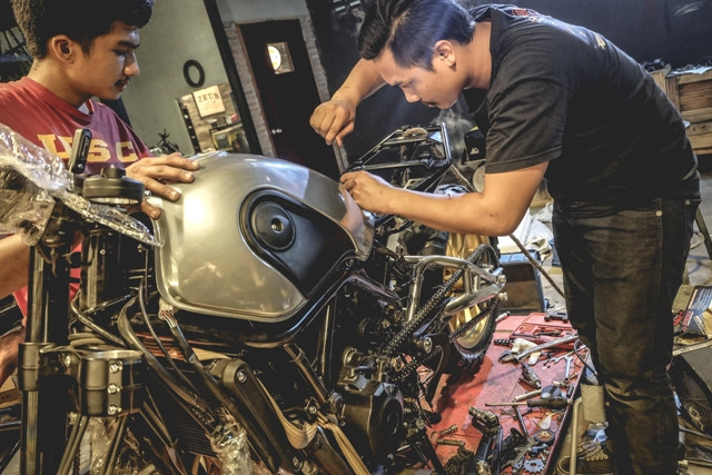 Các thợ độ bắt tay vào công cuộc hoàn thiện các chi tiết Benelli Leoncino Cafe Racer khá vất vả nhưng rất tâm huyết. Chính vì thế khi bản độ hoàn thành được đánh giá rất cao về chất lượng, mẫu mã và kể cả giá thành hợp lý.