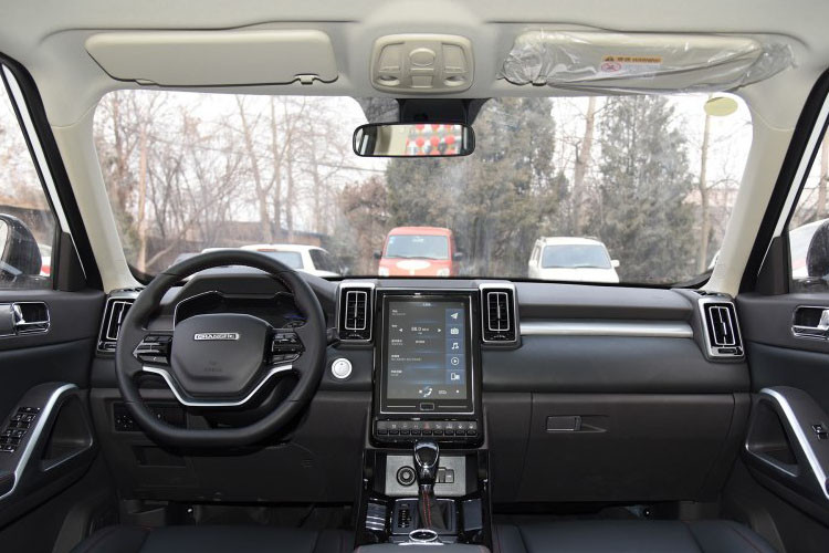 Trang bị nội thất nổi bật của Changhe Q7 bao gồm ghế trước sưởi/thông khí, phanh đỗ xe điện tử, camera lùi và nút bấm khởi động máy.