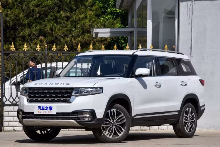 Rõ nét nhất chính là phần lưới tản nhiệt hình thang ngược với 3 thanh nằm ngang, theo phong cách của mẫu SUV thương hiệu Anh quốc đình đám.