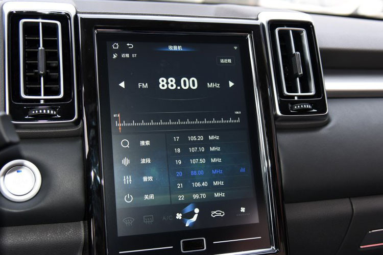 Changhe Q7 có màn hình cảm ứng 12 inch nằm dọc theo phong cách xe Tesla của hệ thống thông tin giải trí. Đằng sau vô lăng 2 chấu là bảng đồng hồ dạng analog ở bản tiêu chuẩn và kỹ thuật số ở bản cao cấp.