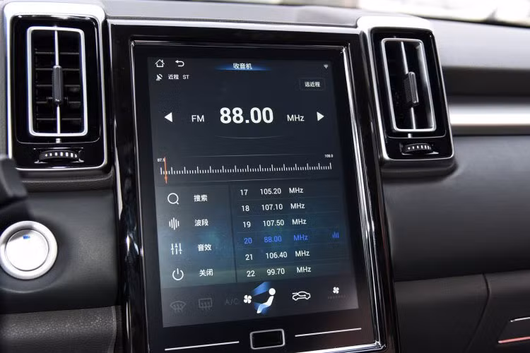 Changhe Q7 có màn hình cảm ứng 12 inch nằm dọc theo phong cách xe Tesla của hệ thống thông tin giải trí. Đằng sau vô lăng 2 chấu là bảng đồng hồ dạng analog ở bản tiêu chuẩn và kỹ thuật số ở bản cao cấp.