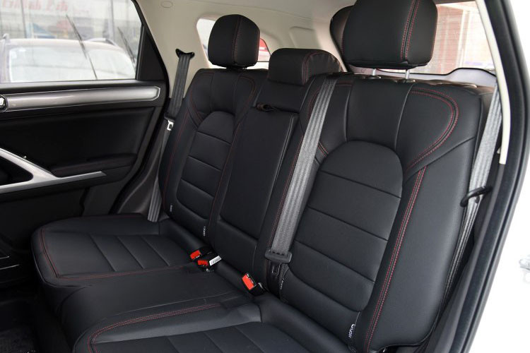 Không gian xe với 5 chỗ ngồi tiêu chuẩn và 7 chỗ tùy chọn.