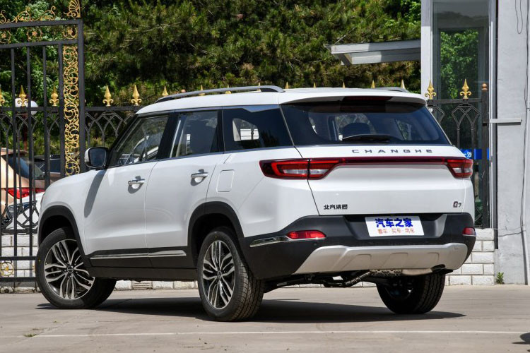Về ngoại hình nó bị cho là "nhái" xe SUV hạng sang Range Rover. Bời so sánh hình dáng hai chiếc xe hoàn toàn giống nhau dù chỉ nhìn từ phía sau.