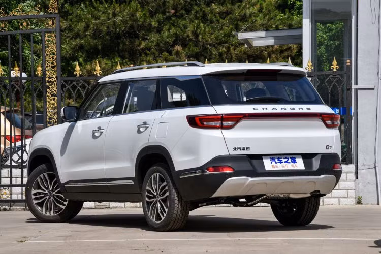 Về ngoại hình nó bị cho là "nhái" xe SUV hạng sang Range Rover. Bời so sánh hình dáng hai chiếc xe hoàn toàn giống nhau dù chỉ nhìn từ phía sau.