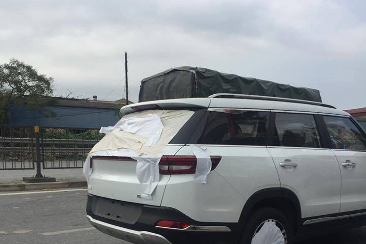 Cộng đồng mạng mới đây vừa truyền tay nhau hình ảnh một chiếc SUV sang trọng màu trắng dán kính logo, la zăng chạy thử trên đường phố Hà Nội. Ngay sau đó nhiều tín đồ mê xe đã nhanh chóng phát hiện chiếc xe này chính là là chiếc Changhe Q7 của Trung Quốc.