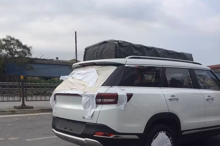 Cộng đồng mạng mới đây vừa truyền tay nhau hình ảnh một chiếc SUV sang trọng màu trắng dán kính logo, la zăng chạy thử trên đường phố Hà Nội. Ngay sau đó nhiều tín đồ mê xe đã nhanh chóng phát hiện chiếc xe này chính là là chiếc Changhe Q7 của Trung Quốc.