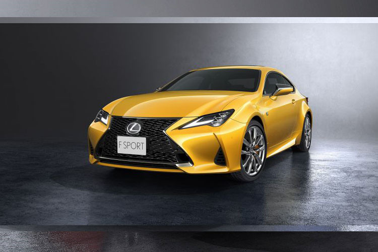 Khách hàng có thể trang bị thêm gói tùy chọn F-Sport với màu Glazed Caramel mới và màu đen đi kèm với một số chi tiết màu vàng nổi bật.