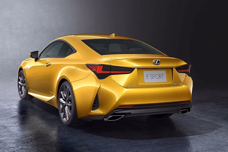 Phần đuôi xe thay đổi nằm ở việc tạo hình cụm đèn hậu hình chữ L mới năng động hơn. Các khe thông gió 2 bên góc cản sau cũng được thiết kế lại tinh tế hơn so với trước.