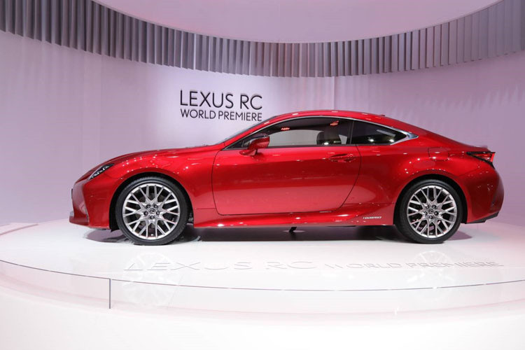 Phiên bản nâng cấp còn được trang bị bộ mâm hợp kim 19 inch lấy cảm hứng từ những thiết kế trên các mẫu Lexus LC và LS thế hệ mới nhất.