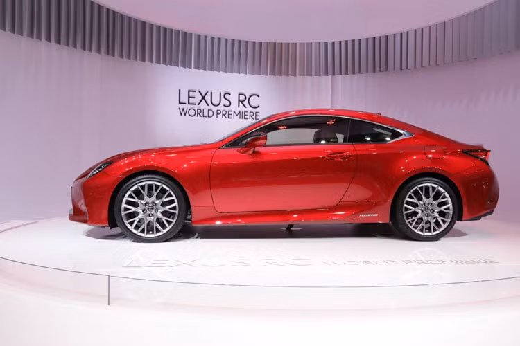 Phiên bản nâng cấp còn được trang bị bộ mâm hợp kim 19 inch lấy cảm hứng từ những thiết kế trên các mẫu Lexus LC và LS thế hệ mới nhất.