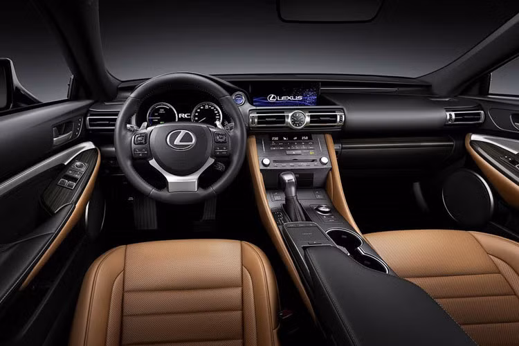 Nội thất sang trong bên trong xe cũng khá bắt mắt. Lexus RC 2019 có một số thay đổi nhỏ so với phiên bản trước. Màn hình điều khiển trung tâm kích cỡ lớn hơn, phần ốp 2 cửa gió trên bệ trung tâm được làm mới đi kèm với đồng hồ thời gian analog mới kích cỡ cũng lớn hơn. P