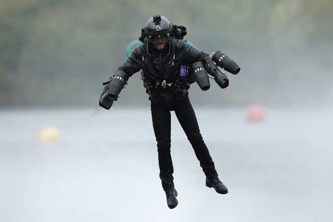 Trước đó, sách Kỷ lục Guinness đã xác nhận Richard Browning là người đàn ông bay nhất với bộ đồ phản lực, vận tốc tối đa anh đạt được là 32,02 mph, khoảng 51,5 km/h.