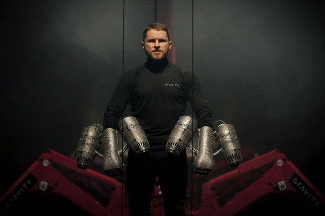 Nhà phát minh Richard Browning cho biết phát minh của ông đã đạt độ hoàn hảo và chờ ngày được sản xuất đại trà. Ông cũng khẳng định, người dùng có thể điều khiển bộ đồ bay mà không cần bất cứ giấy phép hay bằng lái nào, việc đào tạo bay cũng rất đơn giản.