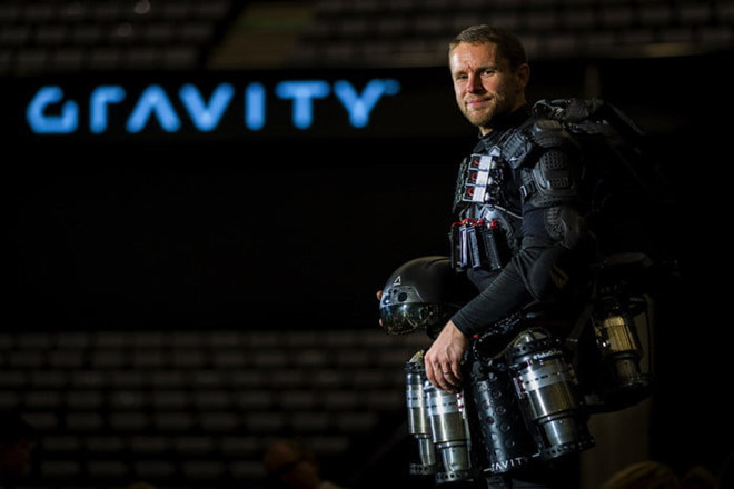 Tuy nhiên, có một lưu ý rằng để có thể điều khiển bộ đồ bay này, tất nhiên cũng phụ thuộc vào thể lực và năng lực của người lái, bởi nó nặng tới 45 kg. Bộ đồ này phụ thuộc vào khả năng cân bằng bẩm sinh của mỗi con người. Nó thực sự kỳ lạ nhưng rất dễ tiếp cận.