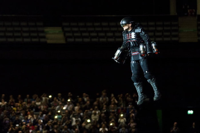 Nhà phát minh Richard Browning vừa chế tạo bộ đồ bay phản lực gồm 5 động cơ phản lực, cấu trúc được in 3D. Sản phẩm độc đáo này đang được bán tại trung tâm thương mại Selfridges, London với giá 446.000 USD (khoảng 10,3 tỷ đồng).