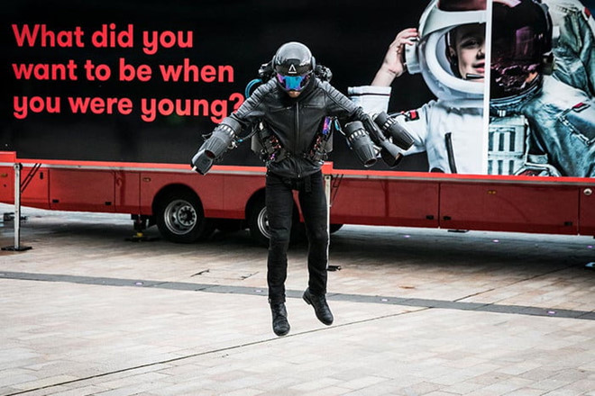 Browning cũng thông báo rằng chi phí của bộ đồ bay sẽ được giảm xuống.Một phiên bản điện của bộ đồ này đang được xây dựng và dự định phát triển rộng rãi trong tương lai.