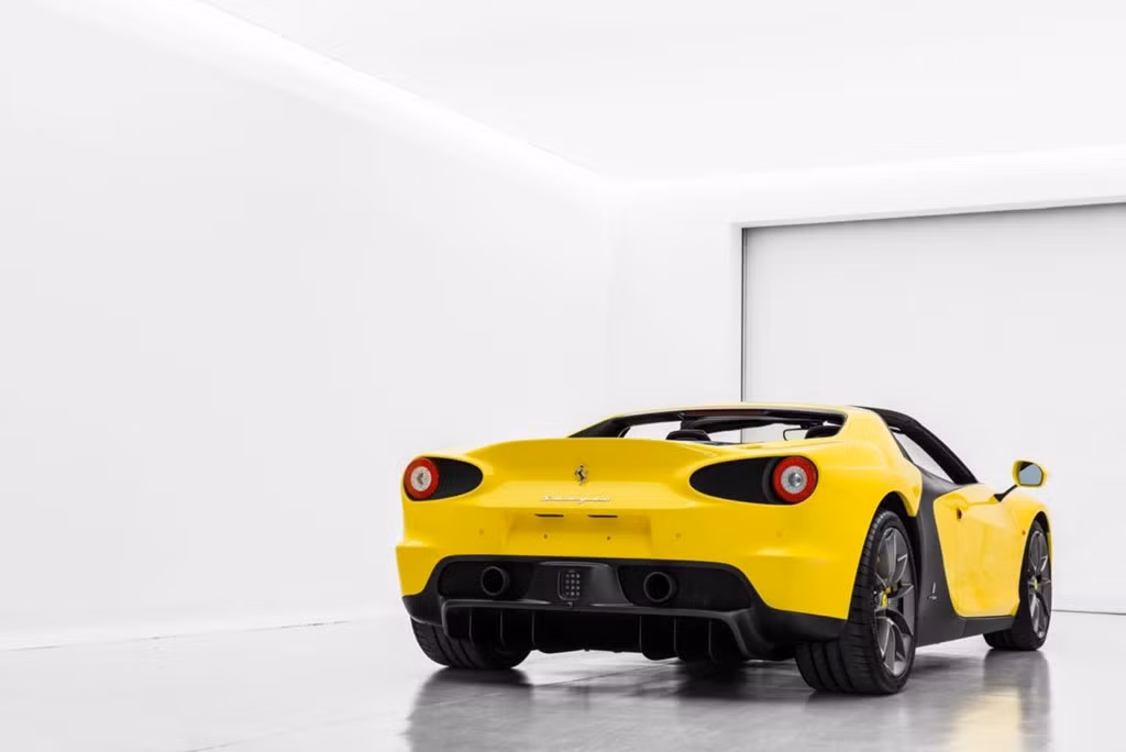 Sở dĩ là siêu xe Ferrari cũ nhưng vẫn có giá cao như vậy vì đây là một trong những siêu xe thuộc dạng hàng hiếm nhất thế giới. Chiếc xe này từng xuất hiện tại triển lãm tại Geneva Motor Show 2015.