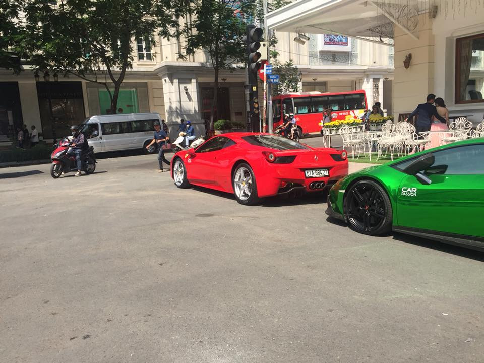 Trước đó, bộ đôi này đều là thành viên trong hành trình siêu xe Car &amp; Passion màu trắng dán bên hông. Trong đó, chiếc Huracan này còn là "đội trưởng" của đoàn siêu xe hơn 10 chiếc chạy từ Hà Nội-Sapa-Hà Nội-Ninh Bình-Quảng Bình và Đà Nẵng.