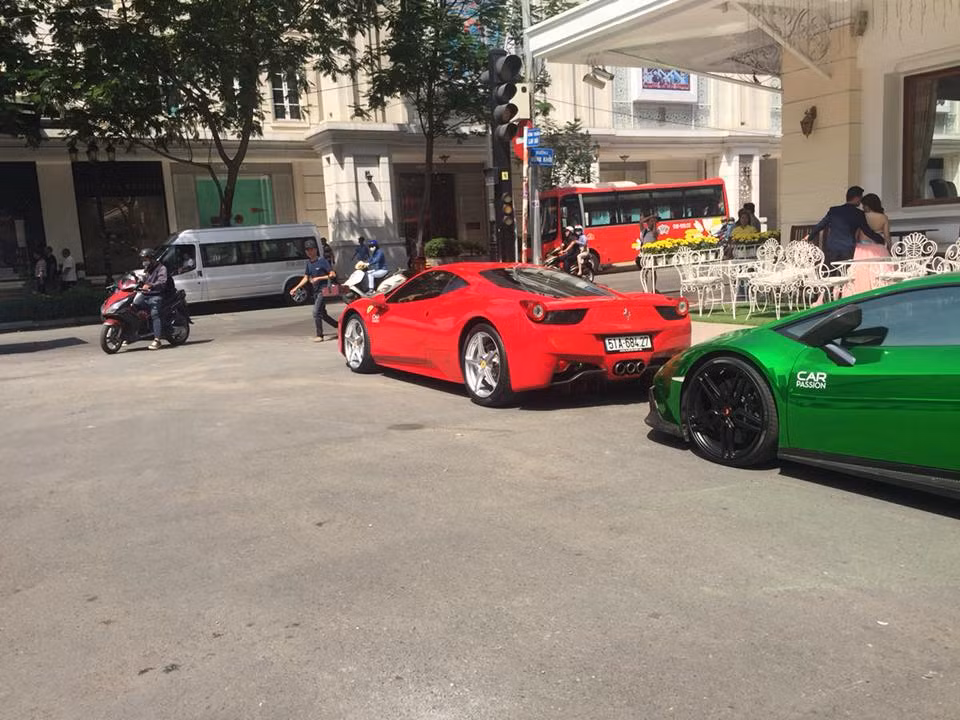 Trước đó, bộ đôi này đều là thành viên trong hành trình siêu xe Car &amp; Passion màu trắng dán bên hông. Trong đó, chiếc Huracan này còn là "đội trưởng" của đoàn siêu xe hơn 10 chiếc chạy từ Hà Nội-Sapa-Hà Nội-Ninh Bình-Quảng Bình và Đà Nẵng.