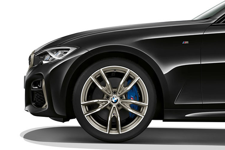 Đáng chú ý bộ mâm cỡ lớn với năm chấu kép, kẹp phanh cỡ lớn, tản nhiệt cỡ lớn, và đèn LED hiệu suất cao và hệ sống xả kép thể thao.