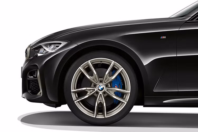 Đáng chú ý bộ mâm cỡ lớn với năm chấu kép, kẹp phanh cỡ lớn, tản nhiệt cỡ lớn, và đèn LED hiệu suất cao và hệ sống xả kép thể thao.